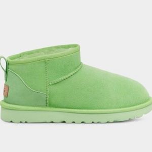 Short Uggs (parakeet green - exclusive) W size 9